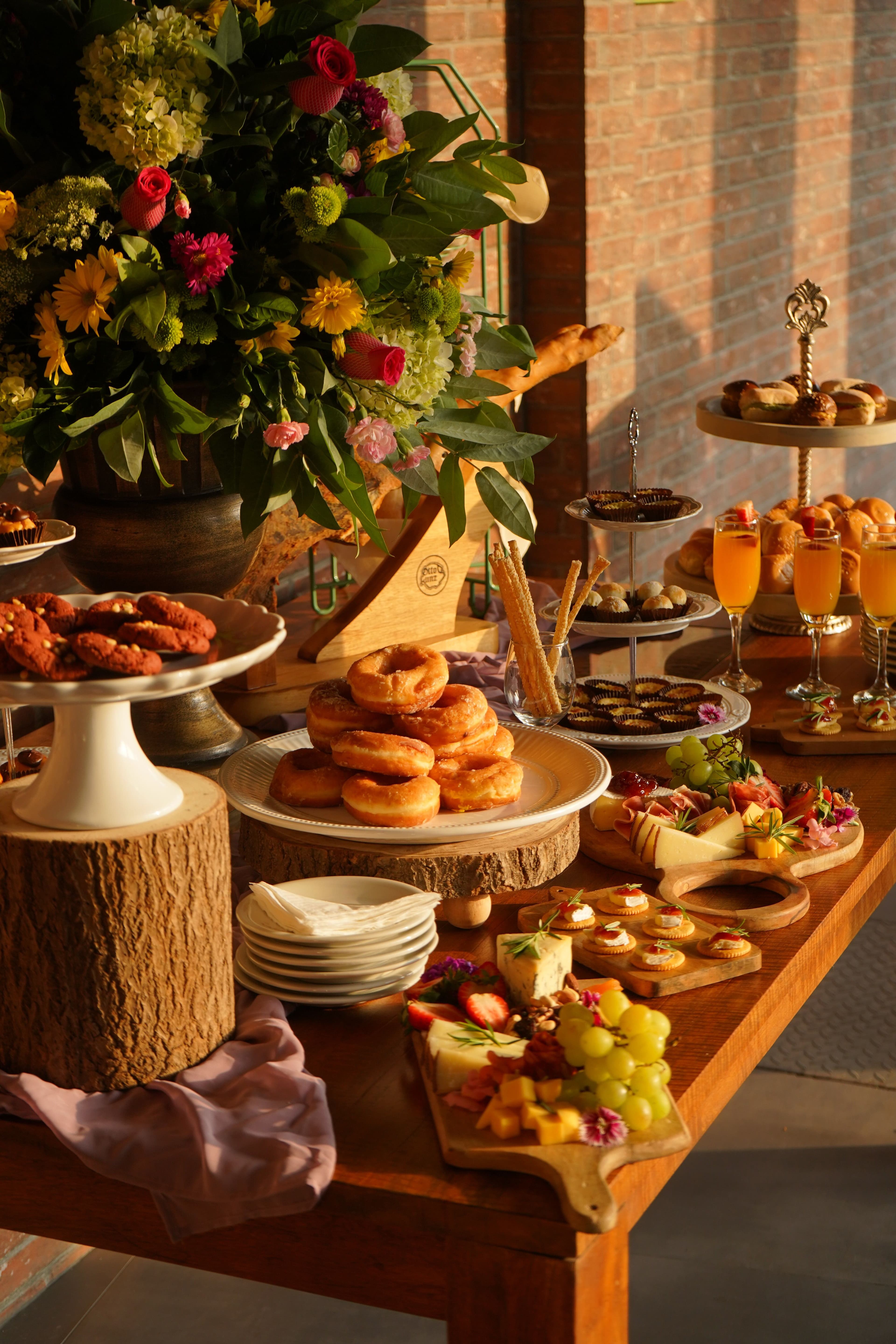 Groupe d'amis trinquant autour d'une table de brunch vue de dessus